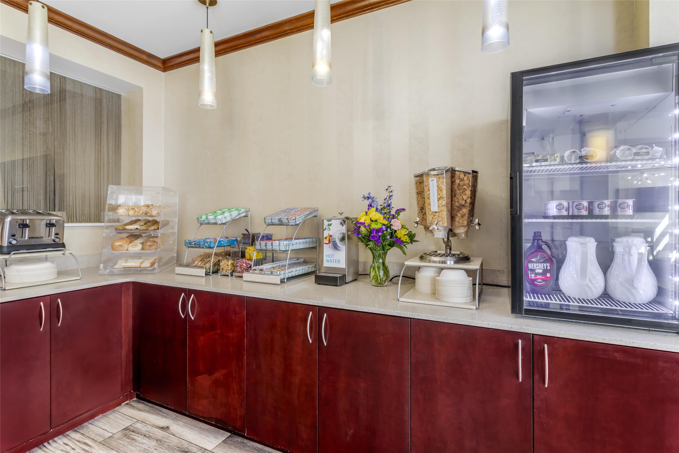Breakfast | Best Western Plus River Escape Inn & Suites