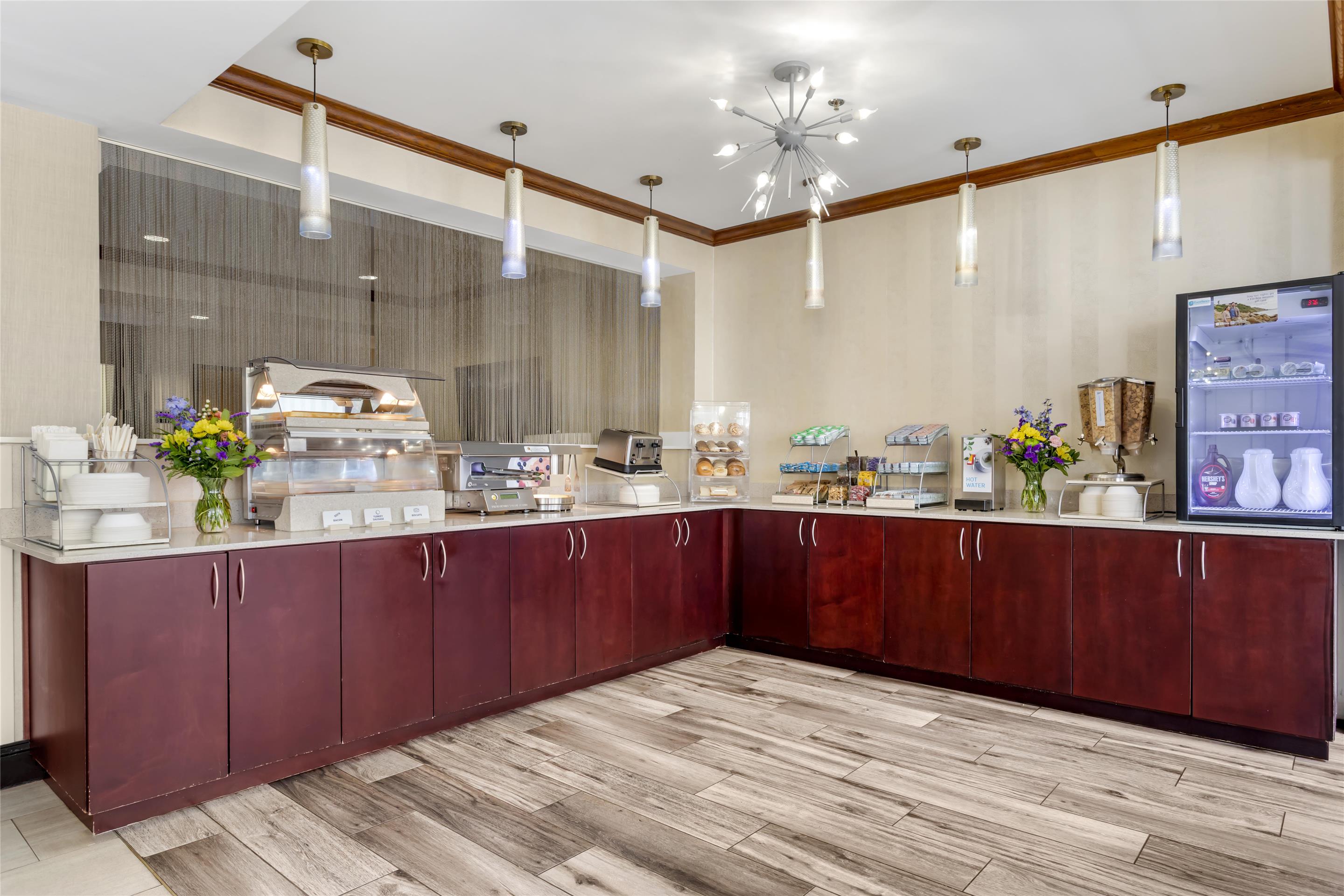 Breakfast | Best Western Plus River Escape Inn & Suites
