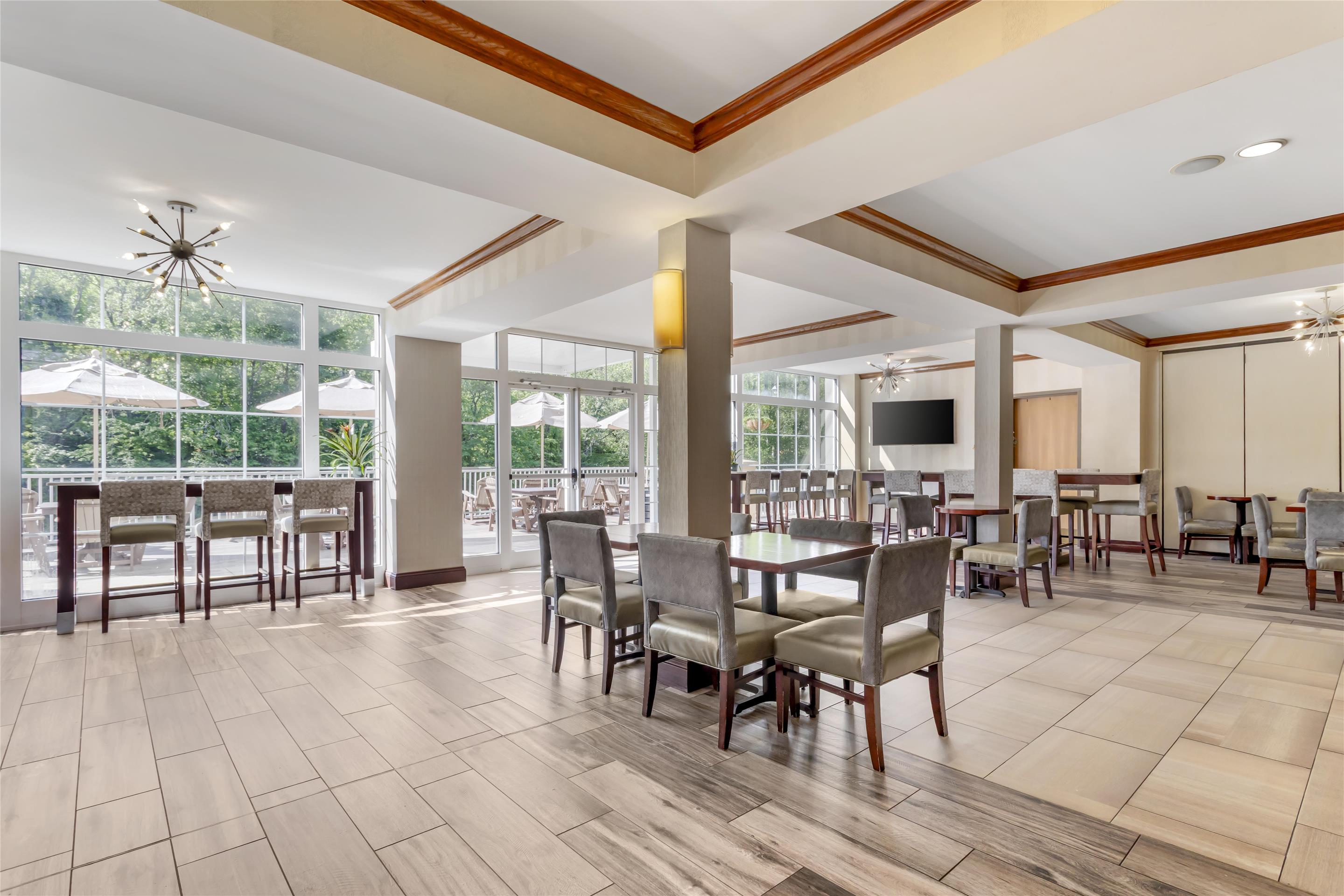 Breakfast | Best Western Plus River Escape Inn & Suites