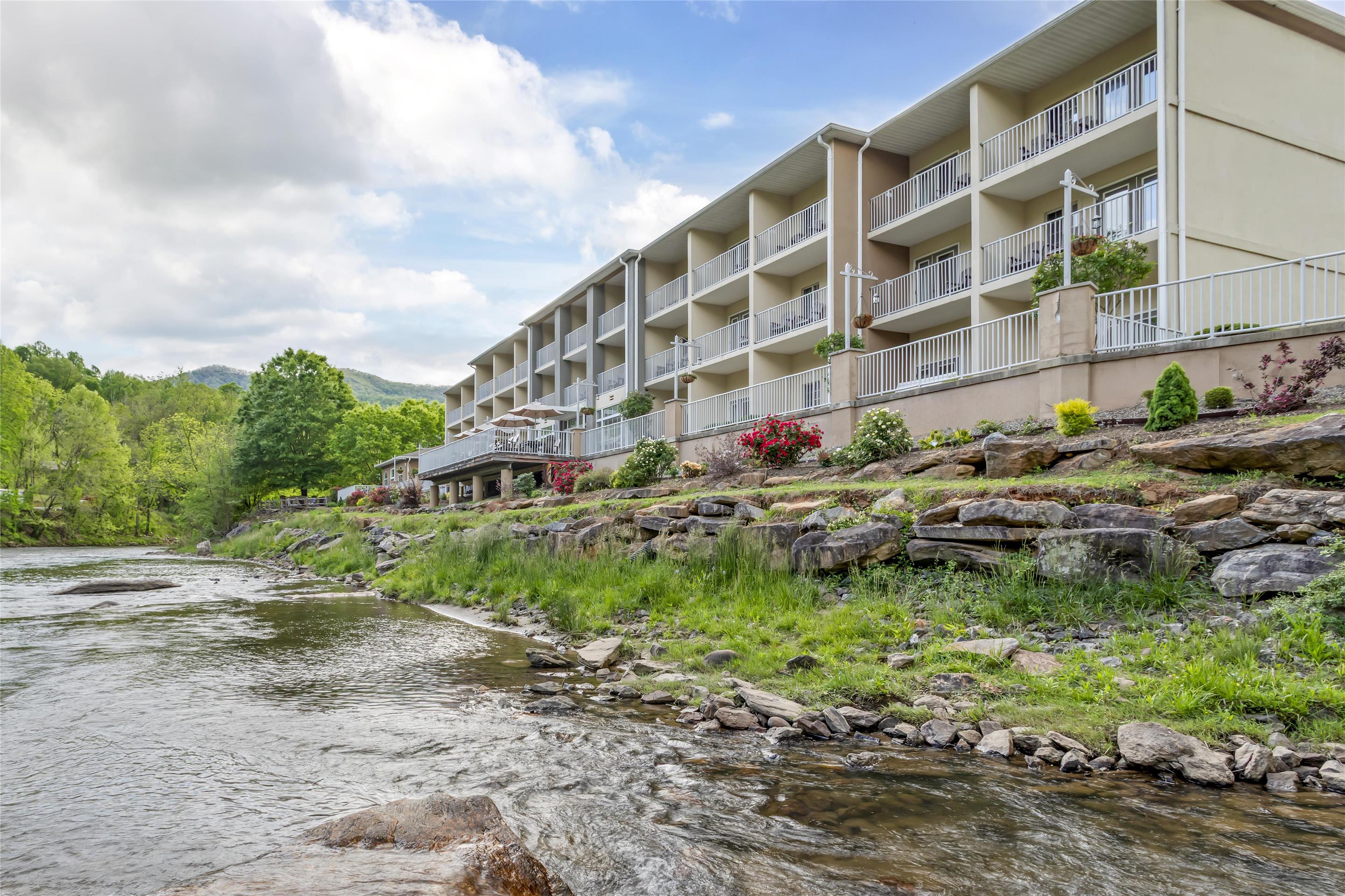 Exterior | Best Western Plus River Escape Inn & Suites