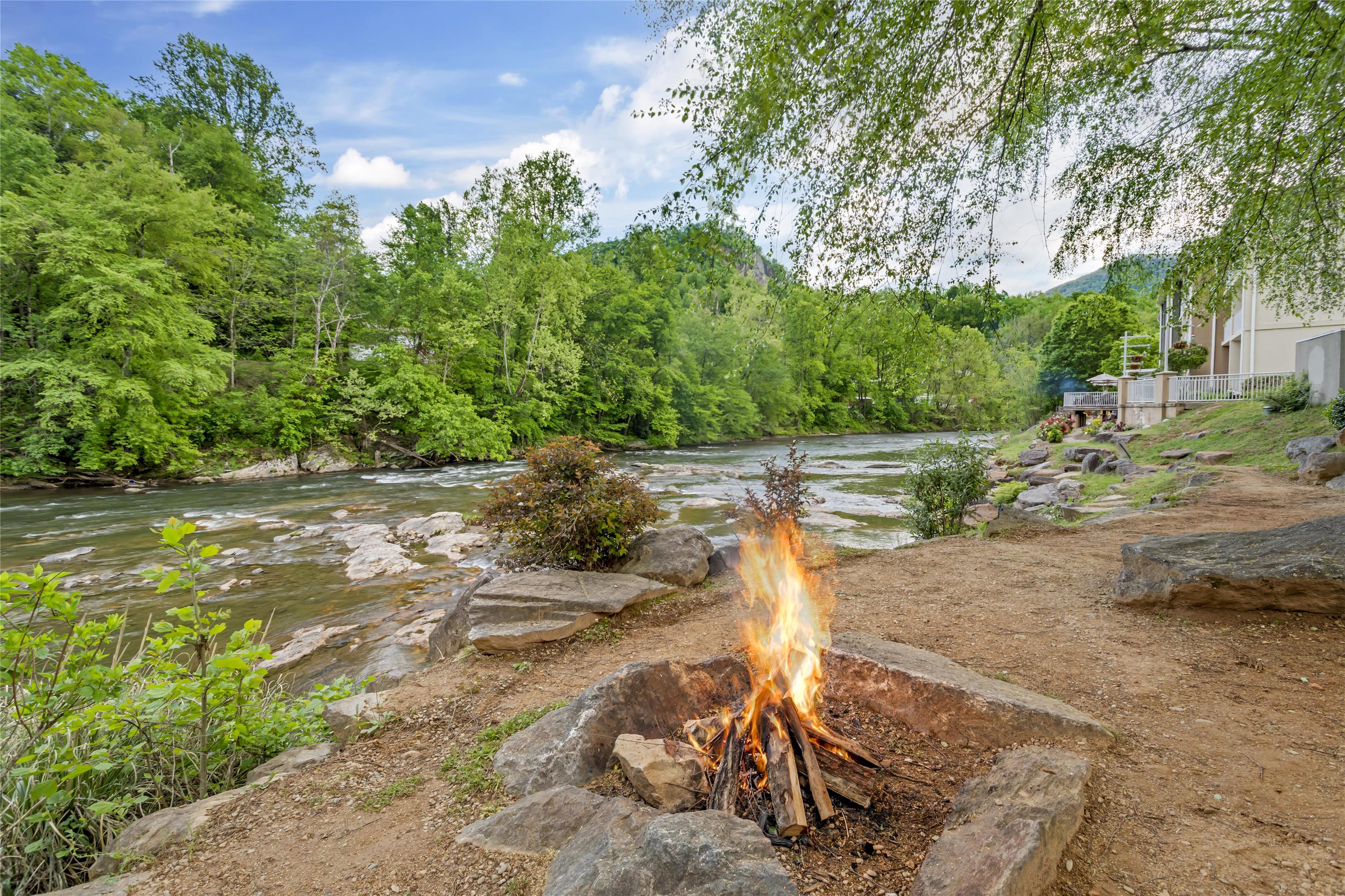 Fireplace | Best Western Plus River Escape Inn & Suites