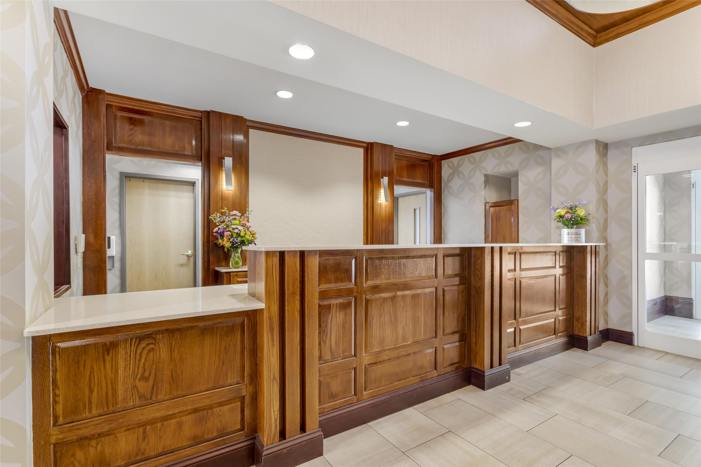 Front Desk | Best Western Plus River Escape Inn & Suites