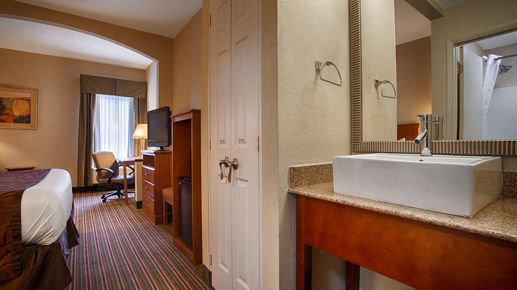 Best Western Plus Edison Inn-guestroom-Guest Room,Bathroom,On-Site.jpg