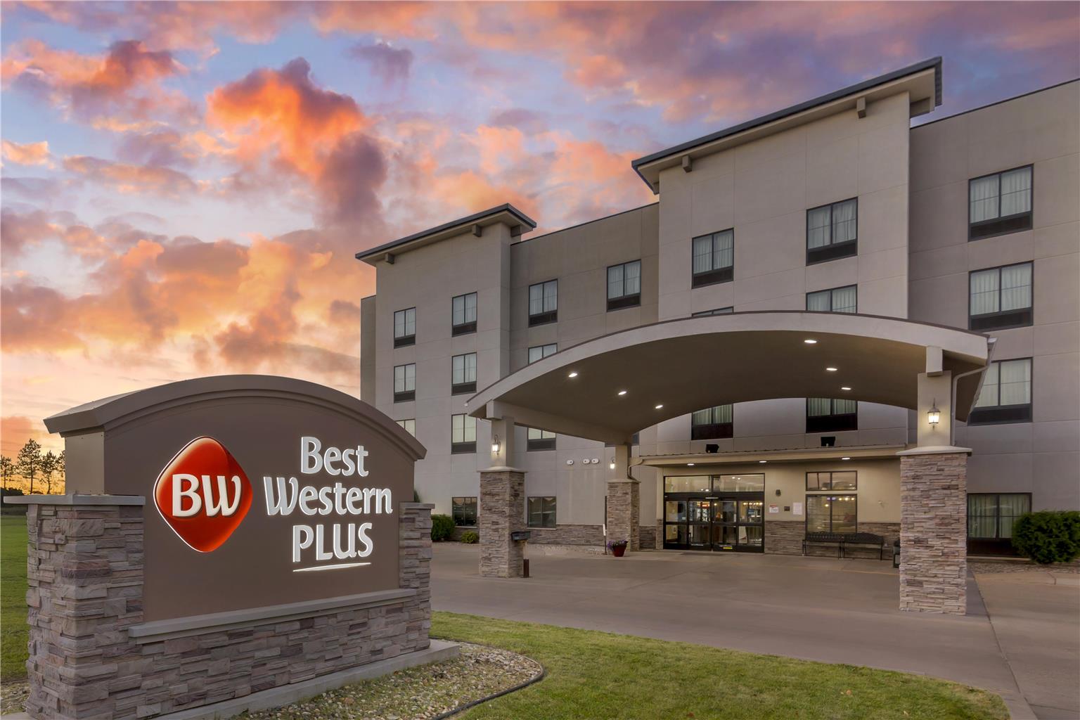 Best Western Plus Williston Hotel/Stes
