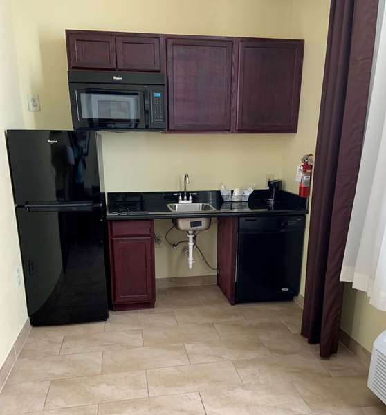  - Best Western Inn & Suites Airport Brook Park - I-71, Exit 237