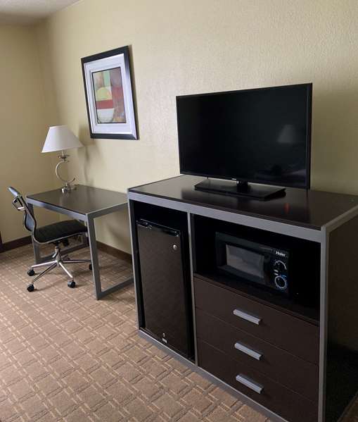  - Best Western Inn & Suites Airport Brook Park - I-71, Exit 237