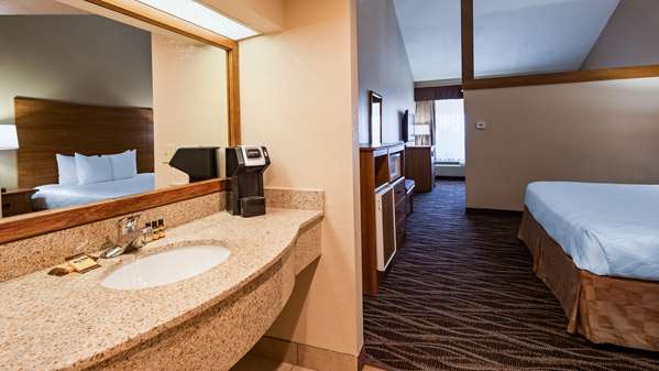  - Best Western Plus Saddleback Inn Oklahoma City - I-40, Exit 145