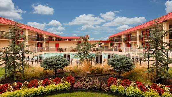 Pool - Best Western Airport Inn Tulsa - I-244, Exit 14