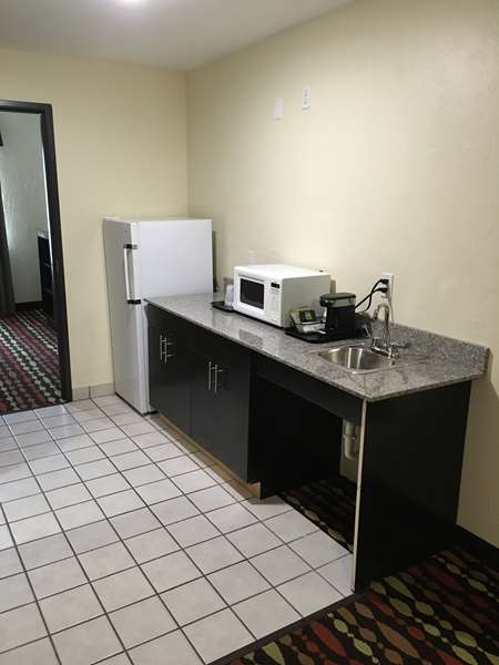  - Best Western Greentree Inn & Suites Moore - I-35, Exit 118