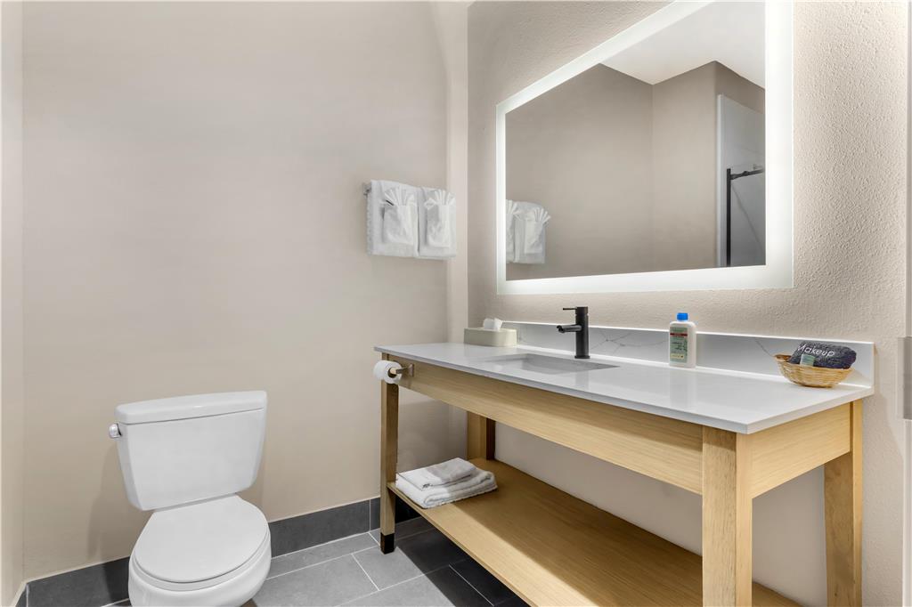 Best Western Red River Inn & Suites-guestroom-Guest Room,Bathroom,Suite,On-Site.jpg