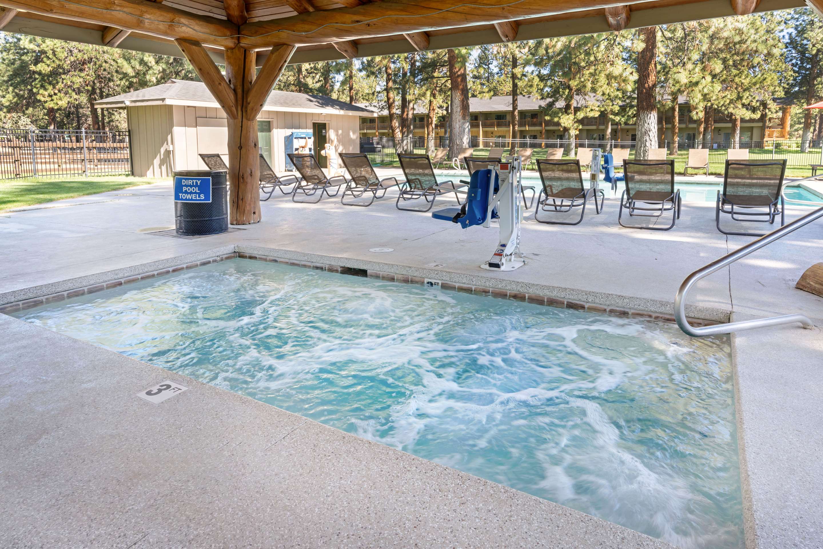 Outdoor Pool / Hot Tub | Best Western Ponderosa Lodge