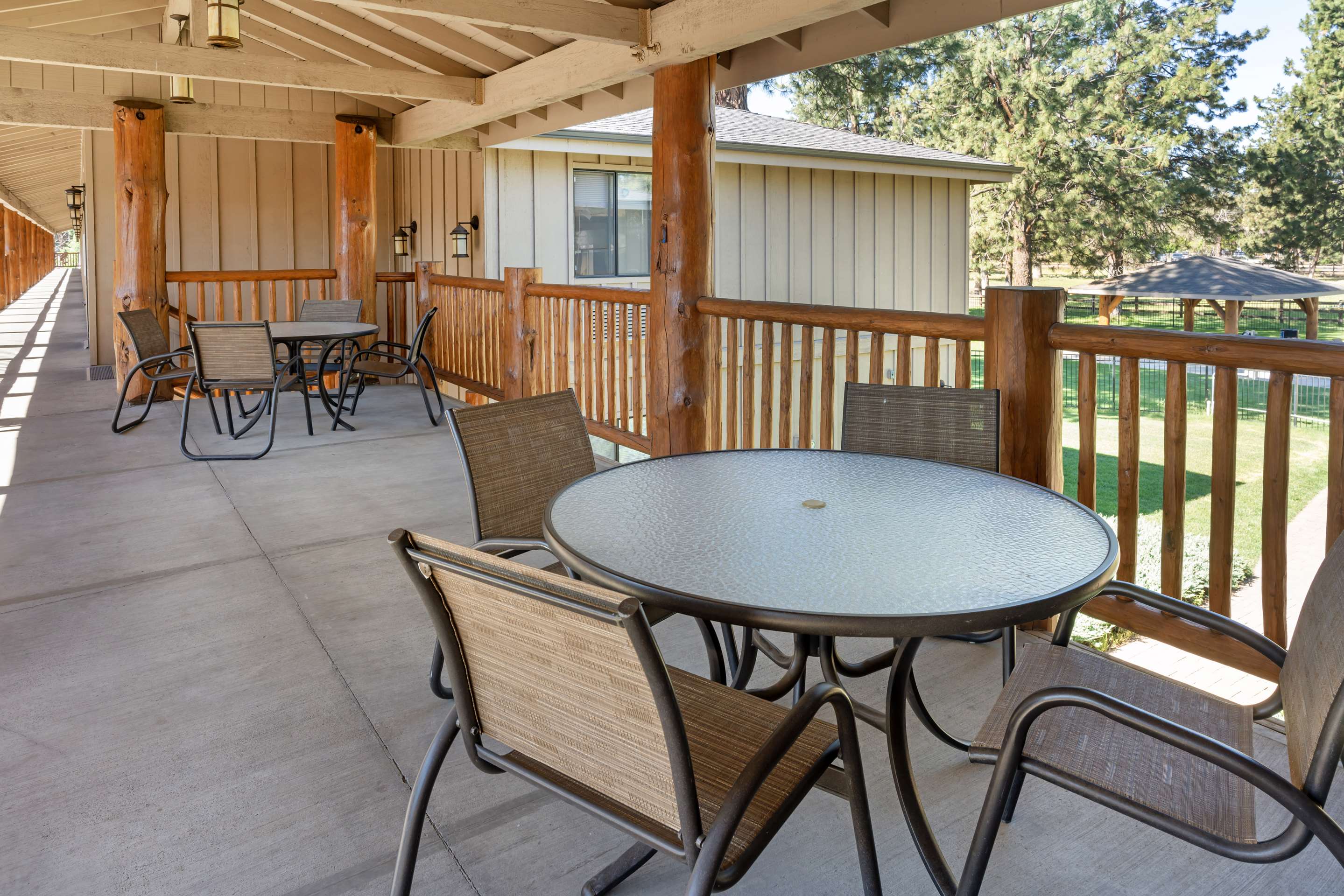 Outdoor Patio | Best Western Ponderosa Lodge