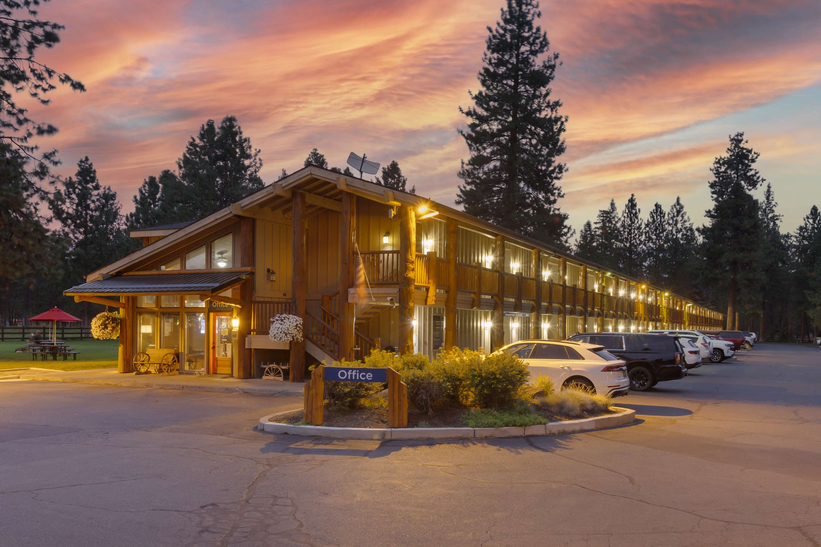 Exterior night | Best Western Ponderosa Lodge