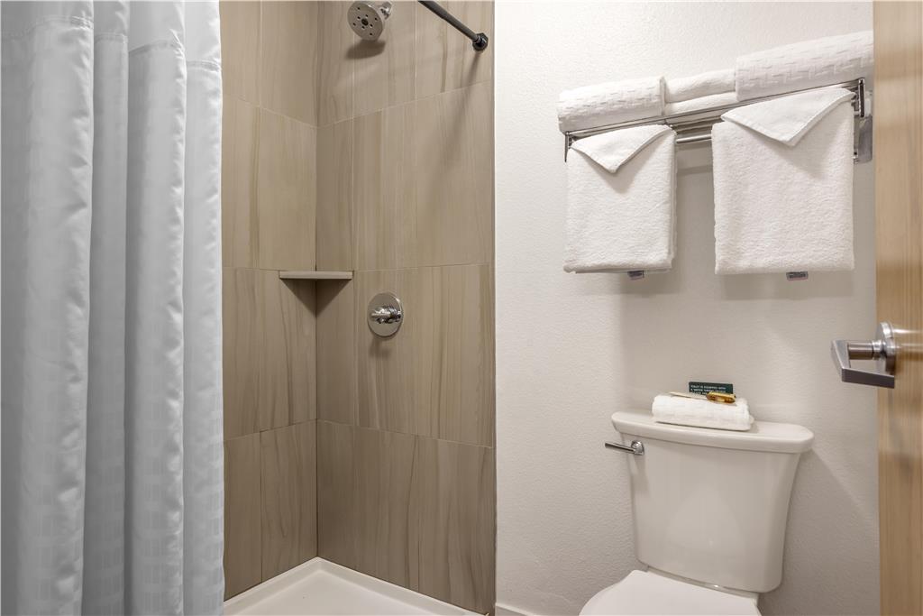 Best Western Plus Columbia River Inn-guestroom-Guest Room,Bathroom,On-Site.jpg