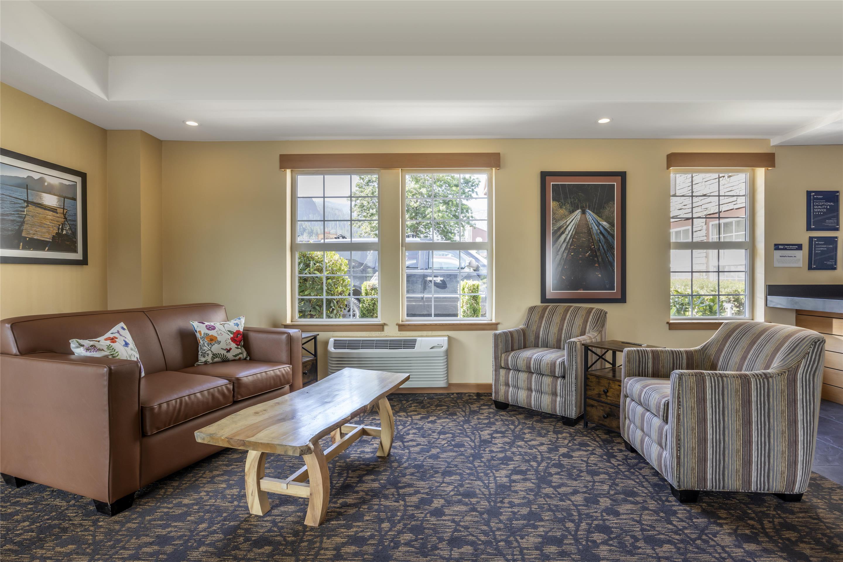 Lobby / Reception | Best Western Plus Columbia River Inn