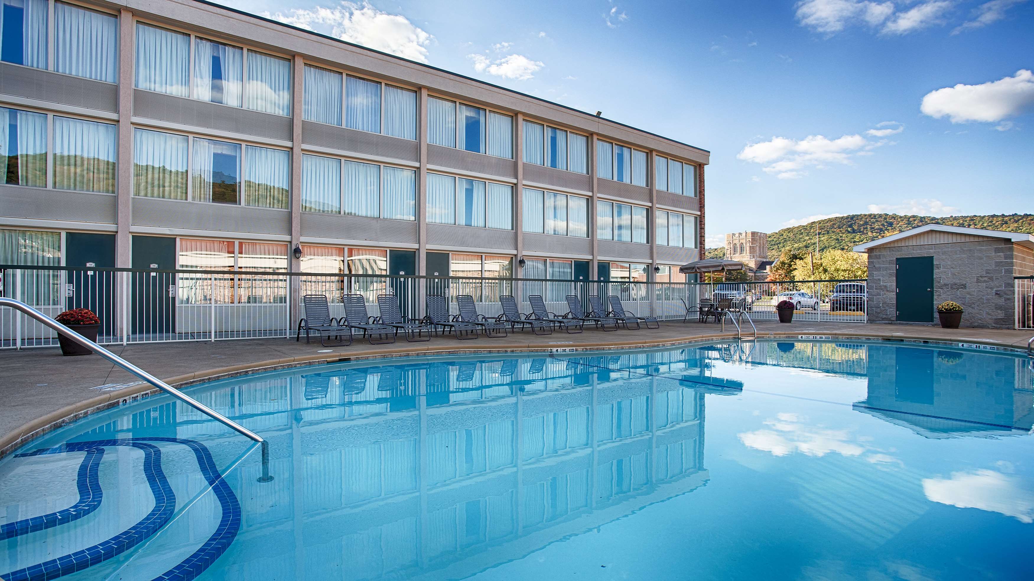 Best Western Plus Bradford Inn - Tap to explore photos
