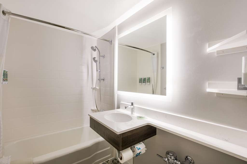 Best Western Sea Island Inn-guestroom-Guest Room,Bathroom,On-Site.jpg