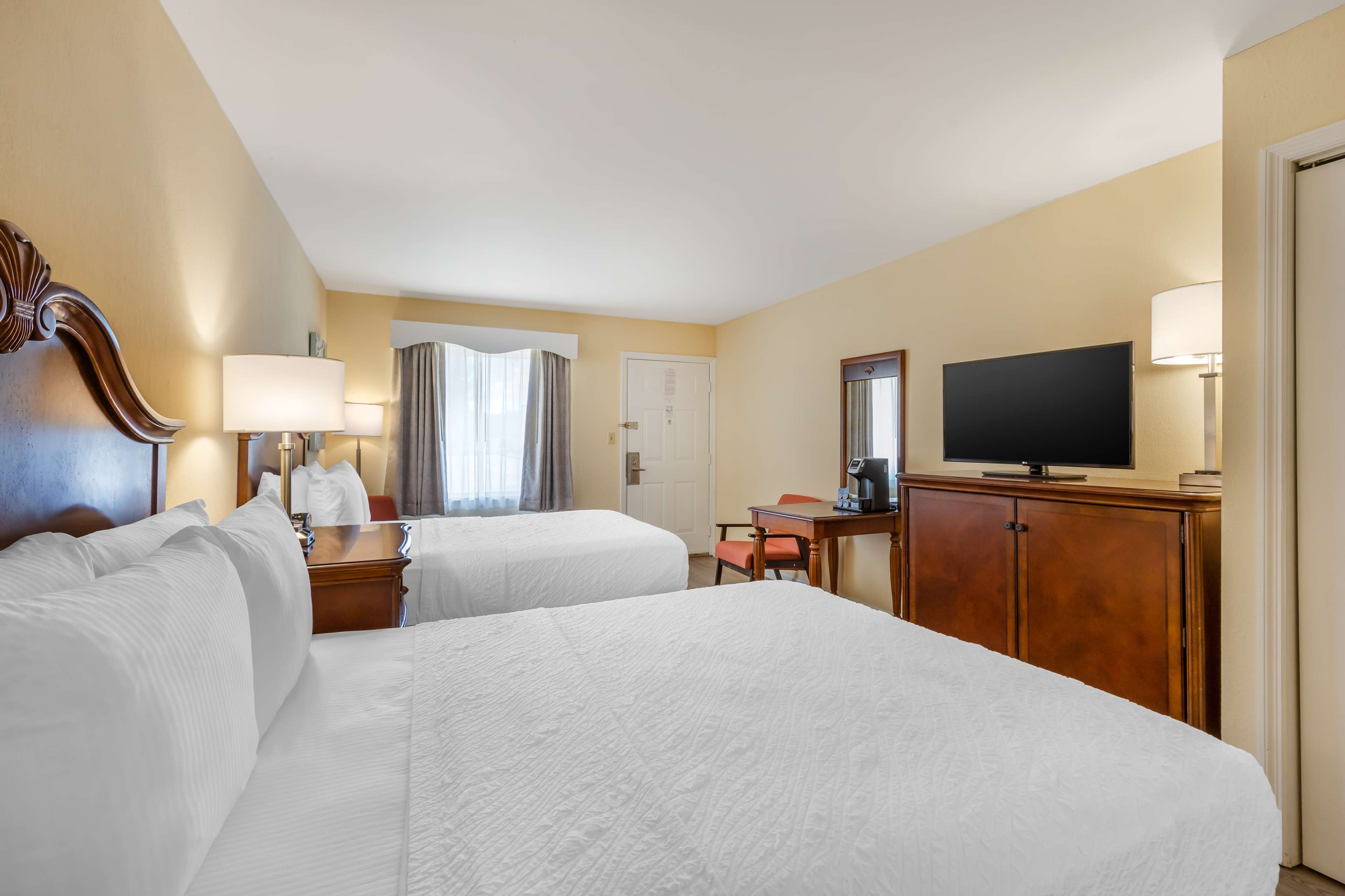 Best Western Plus Santee Inn Room Type - Accessible - 2 Queen, Mobility Accessible, Roll In Shower, Non-Smoking, Full Breakfast Best Western Plus Santee Inn Room Type - Accessible - 2 Queen, Mobility Accessible, Roll In Shower, Non-Smoking, Full Breakfast