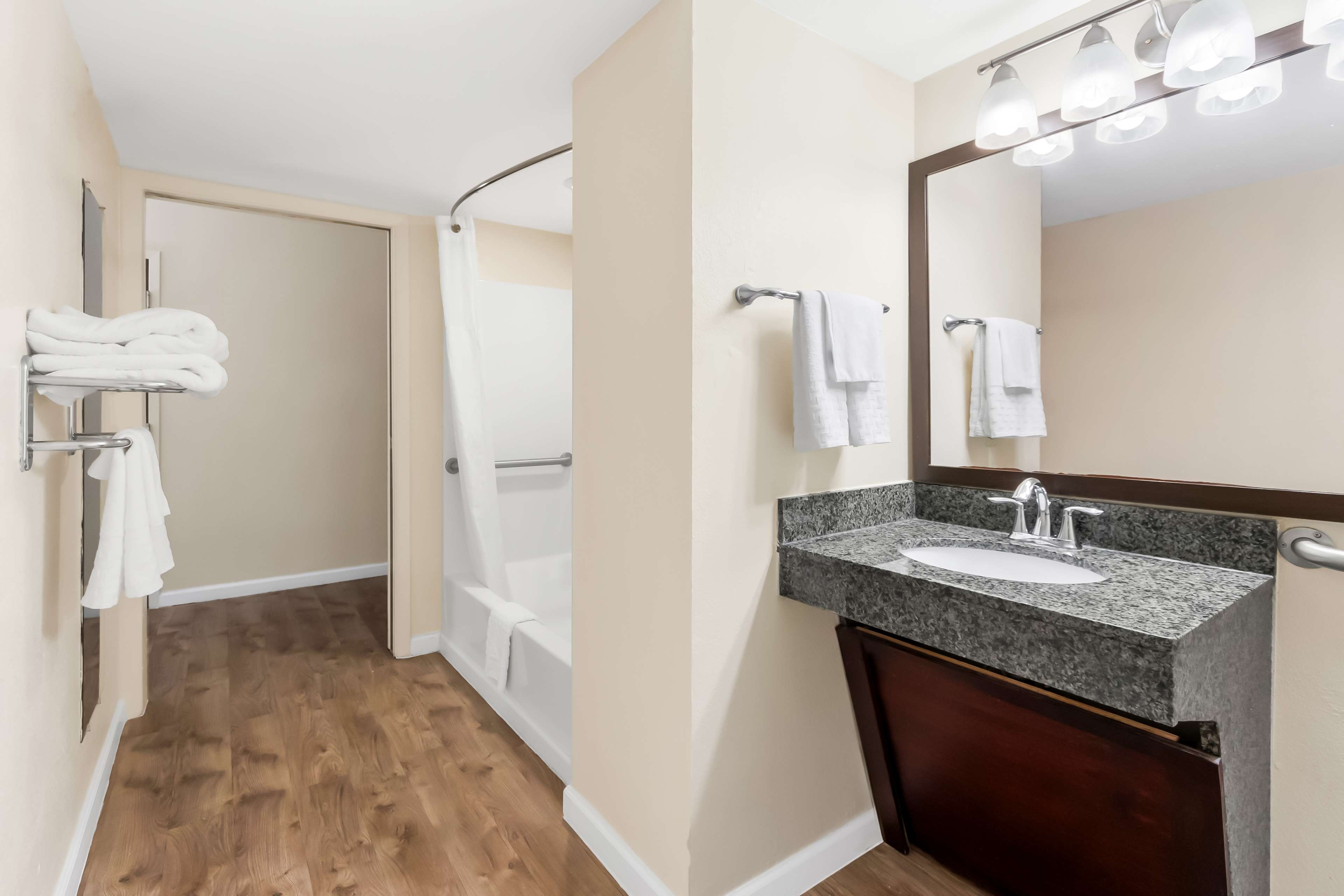 Best Western Patriots Point Room Type - 2 Queen Beds, Mobility Accessible, Bathtub, Non-Smoking, Full Breakfast
