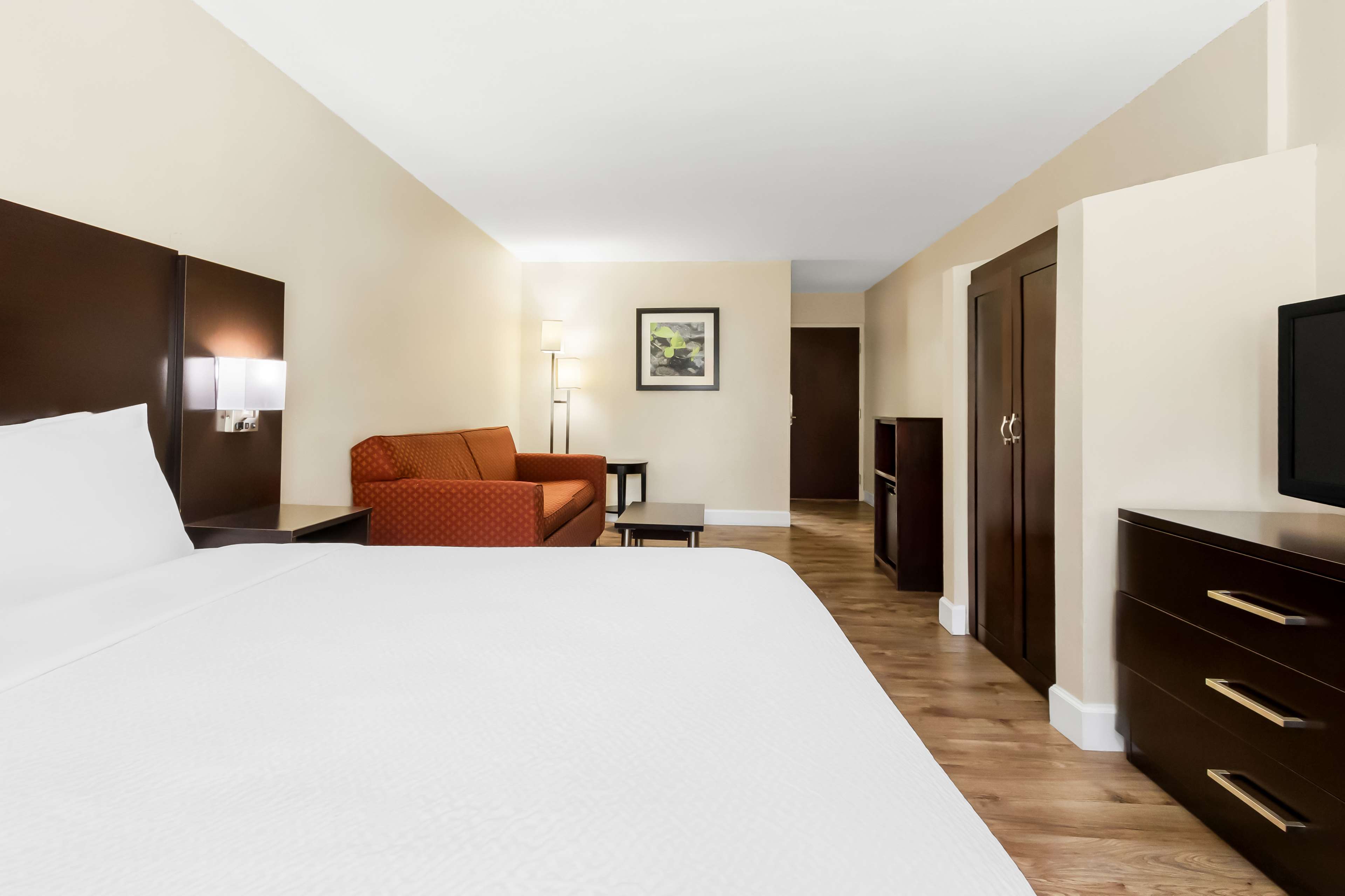 Best Western Patriots Point Room Type - 1 Queen Bed, Non-Smoking, Microwave And Refrigerator, Sofabed, High Speed Internet Access, Full Brea Best Western Patriots Point Room Type - 1 Queen Bed, Non-Smoking, Microwave And Refrigerator, Sofabed, High Speed Internet Access, Full Brea