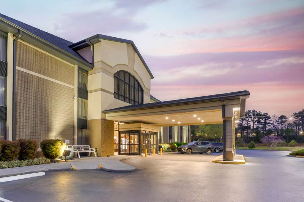 Best Western Plus Cedar Bluff Inn