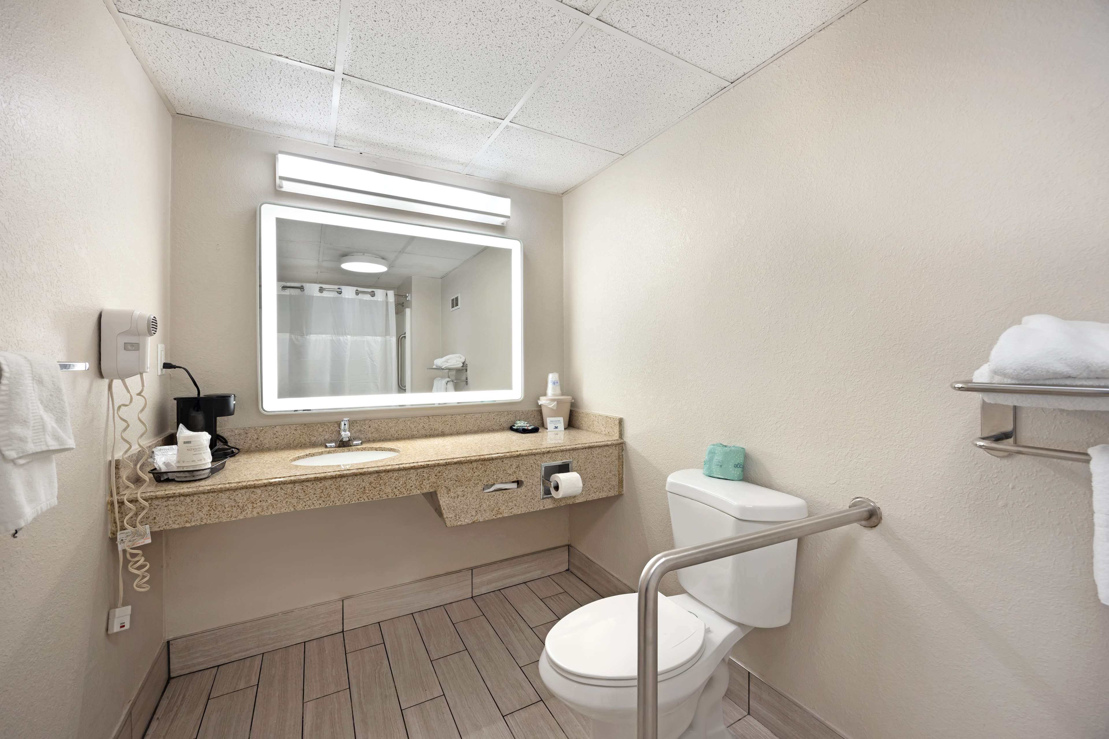 Best Western Dickson Room Type - Accessible - 1 King, Mobility Accessible, Bathtub, Microwave And Refrigerator, Wi-Fi, Non-Smoking, F Best Western Dickson Room Type - Accessible - 1 King, Mobility Accessible, Bathtub, Microwave And Refrigerator, Wi-Fi, Non-Smoking, F