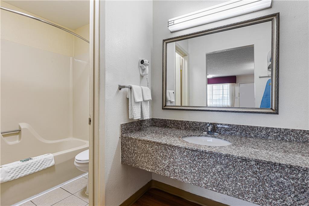 Best Western Palestine Inn-guestroom-Guest Room,Bathroom,On-Site.jpg