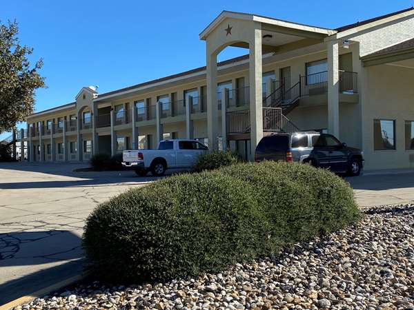 Exterior view - SureStay Hotel by Best Western Floresville