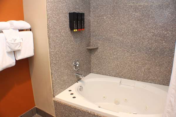  - Best Western Inn & Suites New Braunfels - I-35, Exit 189