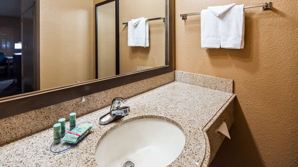 Best Western Executive Inn El Campo-guestroom-Guest Room,Bathroom,On-Site.jpg