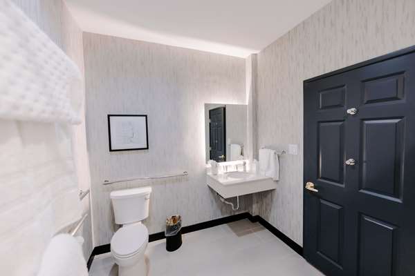 Accessible - Suite 2 Queen, Mobility Accessible, Bathtub, Sofabed, Work Desk, Mini Fridge, Non-Smoking