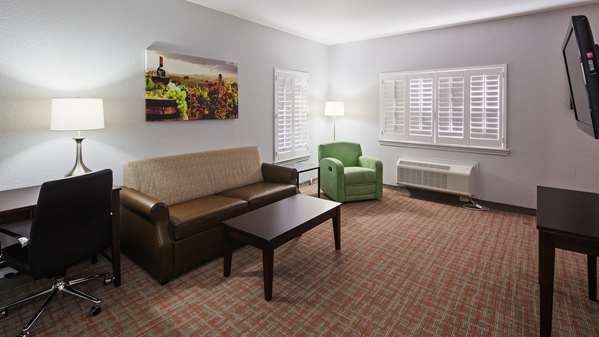 Suite - Best Western Plus Fredericksburg Hotel