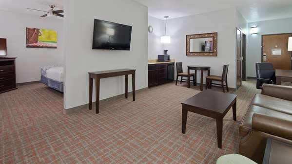 Suite - Best Western Plus Fredericksburg Hotel