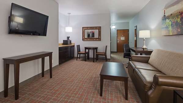 Suite - Best Western Plus Fredericksburg Hotel