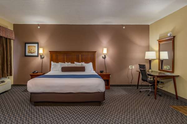 Suite - Best Western Plus Shamrock Inn & Suites - I-40, Exit 163