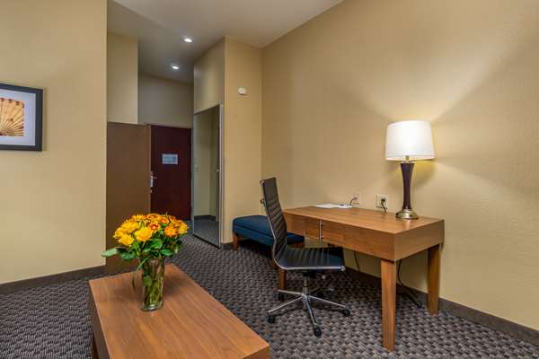 Suite - Best Western Plus Shamrock Inn & Suites - I-40, Exit 163