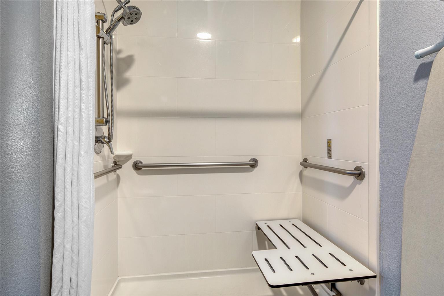 Best Western Lake Conroe Inn-guestroom-Guest Room,Bathroom,On-Site.jpg