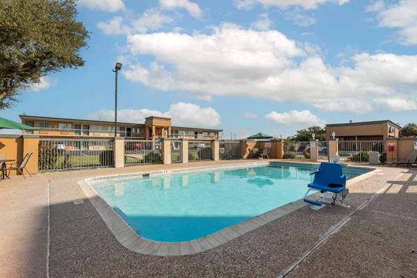 Pool - Best Western Taylor Inn