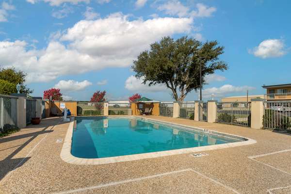 Pool - Best Western Taylor Inn