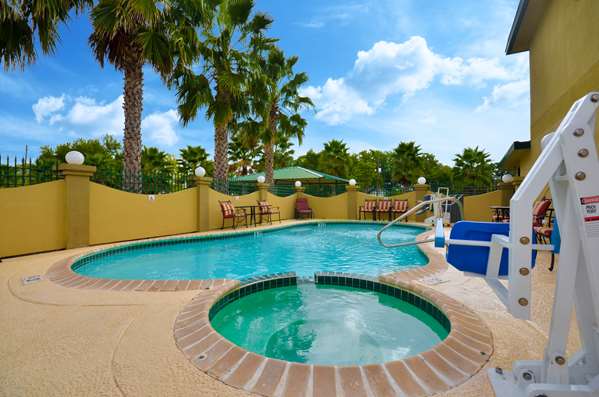 Pool - Best Western Executive Inn Hallettsville