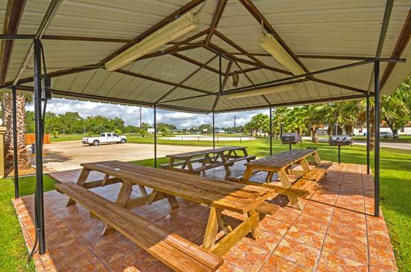  - Best Western Executive Inn Hallettsville