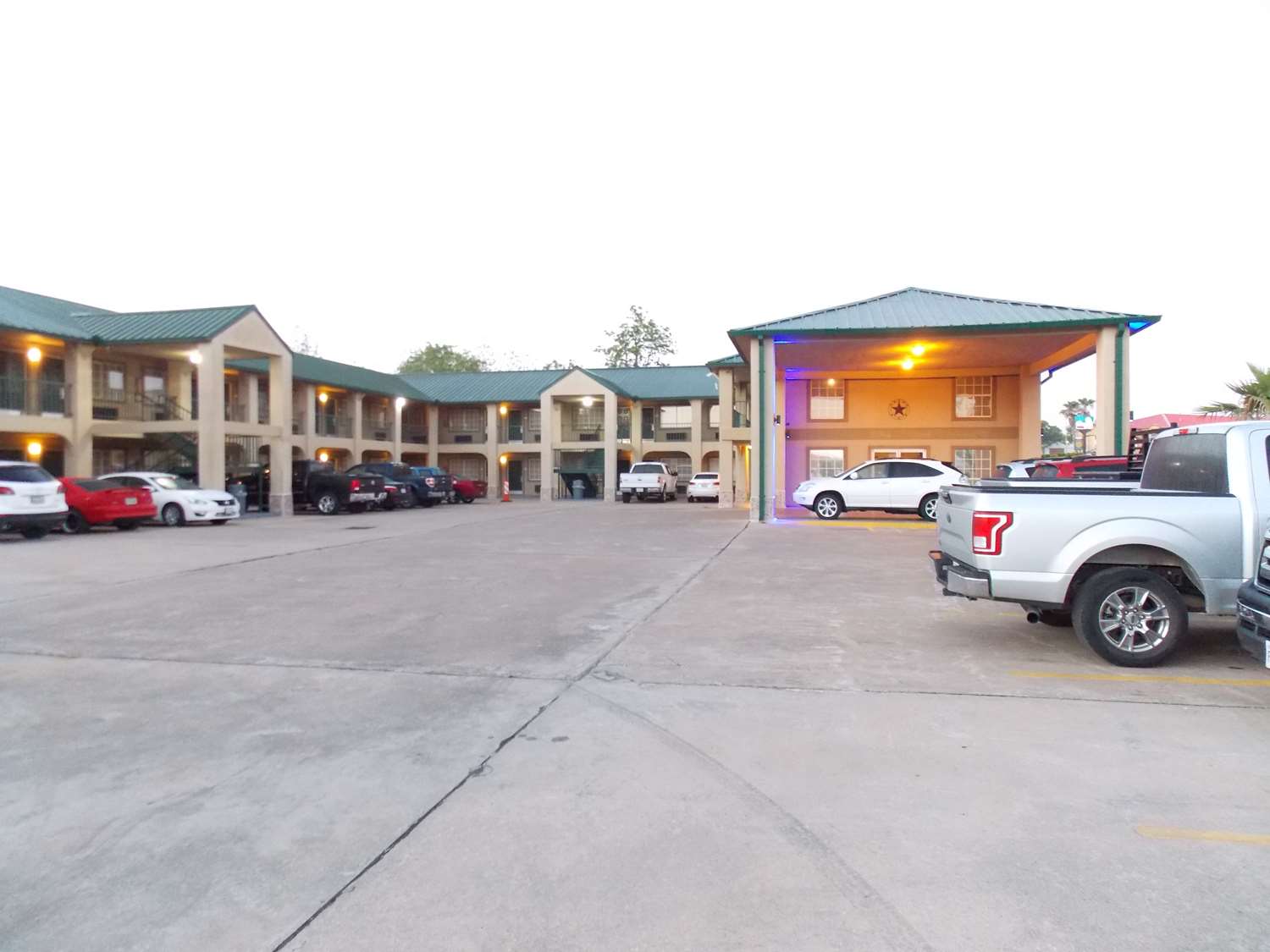 Best Western Executive Inn Hallettsville, TX See Discounts