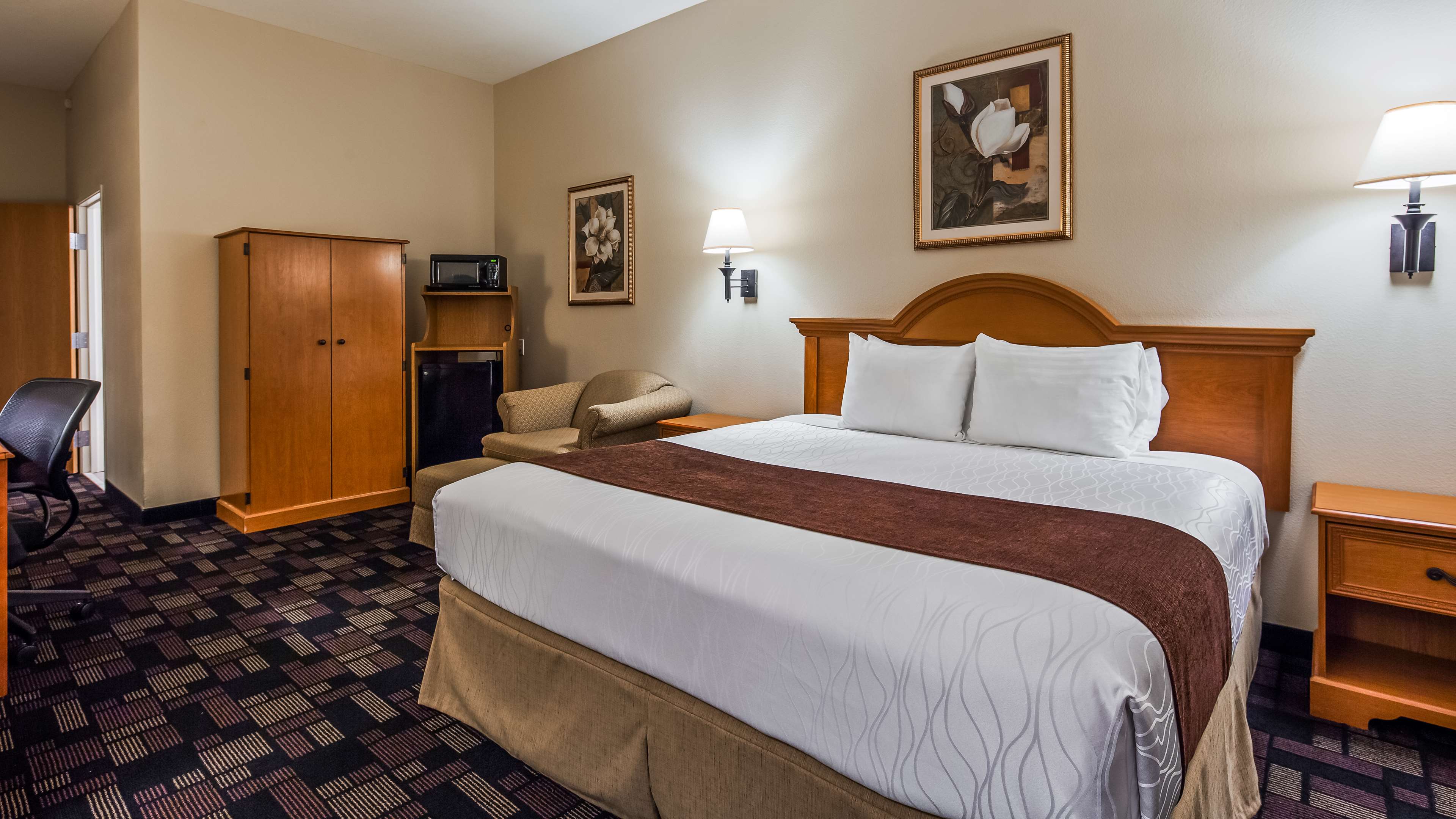 Best Western Longview Room Type - 1 King Bed, Non-Smoking, Microwave And Refrigerator, Work Desk, Wi-Fi, Full Breakfast