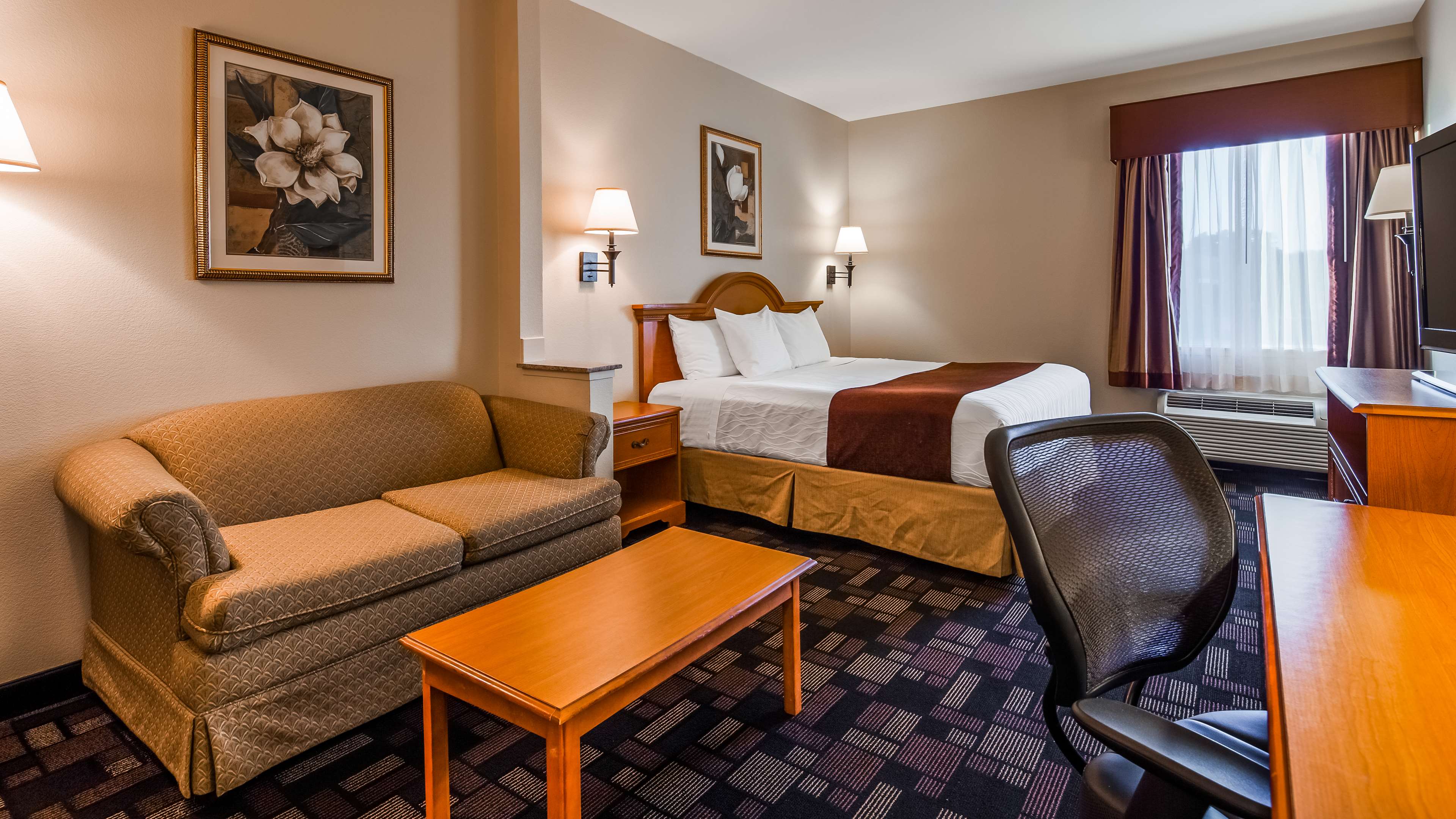 Best Western Longview Room Type - 1 King Bed, Non-Smoking, Love Seat, Work Desk, Microwave And Refrigerator, Wi-Fi, Full Breakfast