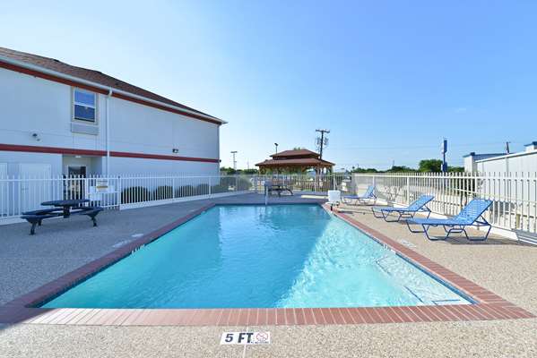 Pool - Best Western Limestone Inn Mexia