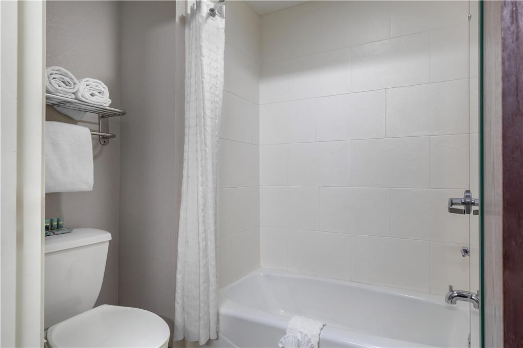 Best Western Limestone Inn & Suites-guestroom-Guest Room,Bathroom,Suite,On-Site.jpg