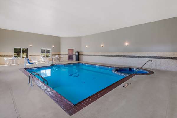 Pool - Best Western South Plains Inn Levelland