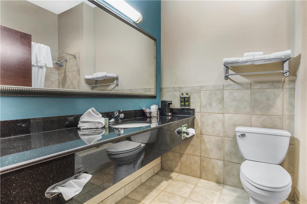 Best Western Mineola Inn-guestroom-Guest Room,Bathroom,On-Site.jpg