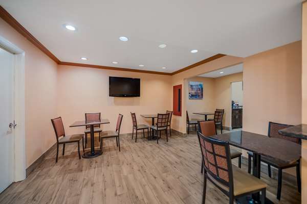Restaurant - SureStay Hotel by Best Western Mt Pleasant