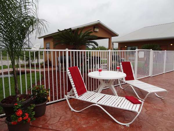 Pool - Best Western Hebbronville Inn